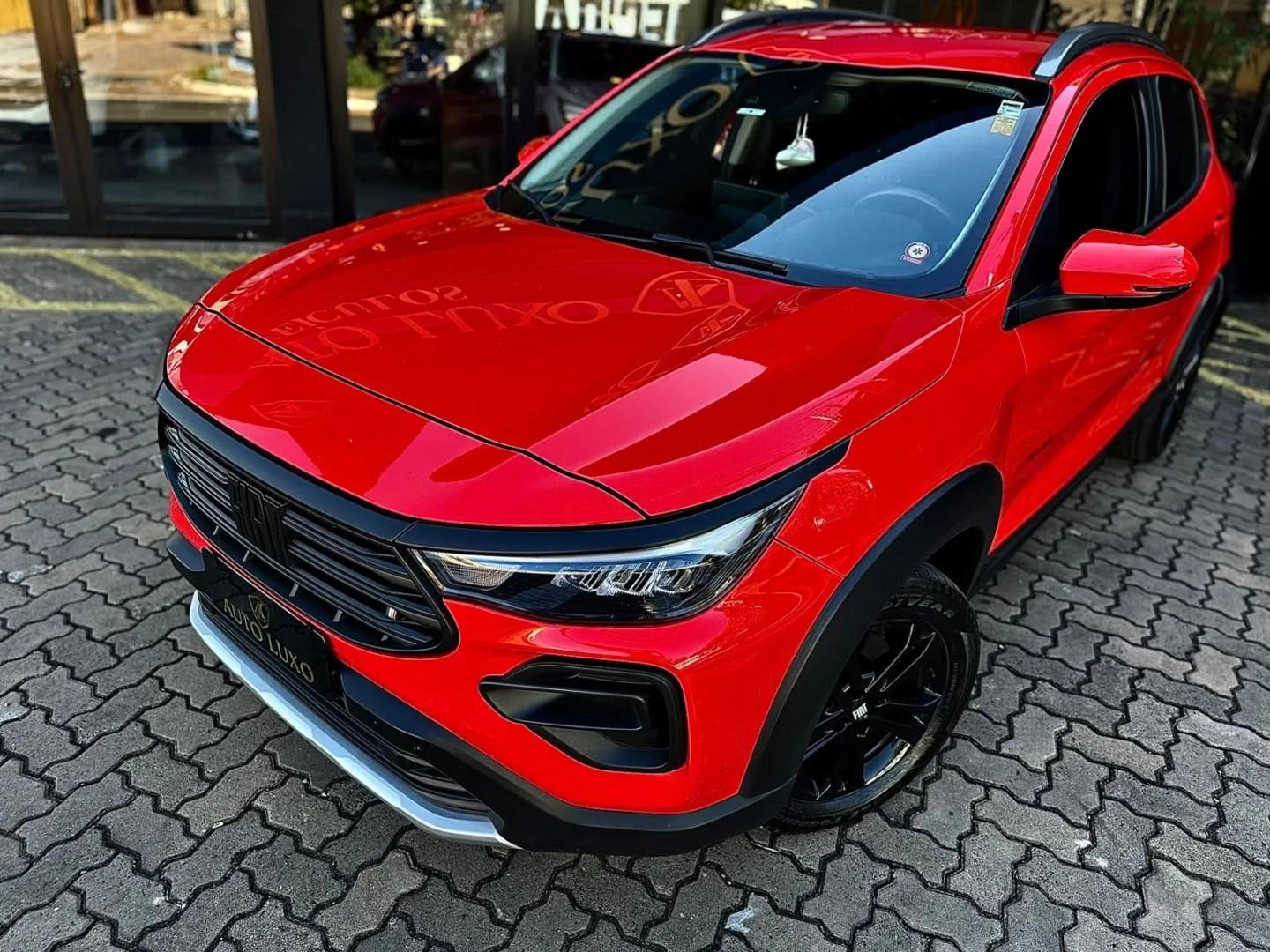 Fiat Pulse vermelho em frente à loja